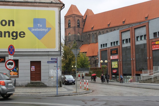 Uchwała ma m.in. wyeliminować z zabytkowego centrum dominujące w krajobrazie i zazwyczaj bardzo jaskrawe reklamy.