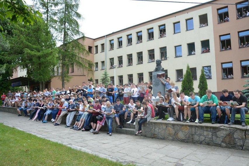 Wielkie czytanie książek w Zespole Szkół Zawodowych w...