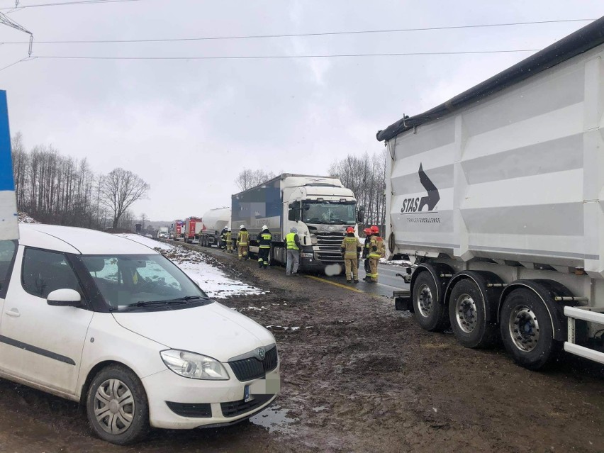 Zderzenie kilku pojazdów na drodze krajowej nr 94 w Modlnicy...