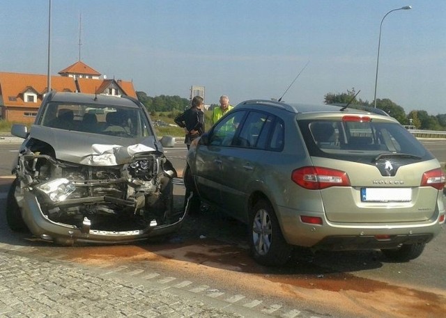 Kierowca matiza trafił do szpitala z obrażeniami. Jego pasażerki, mieszkanki Olsztyna, nie udało się uratować. Zmarła w karetce podczas reanimacji.