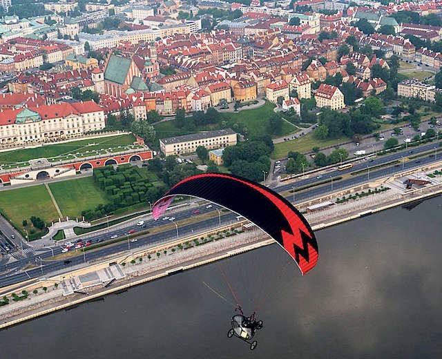 Bydgoscy Motoparalotniarze pokonali w powietrzu trasę od źródeł do ujścia Wisły. Na zdjęciu podczas przelotu nad Warszawą.