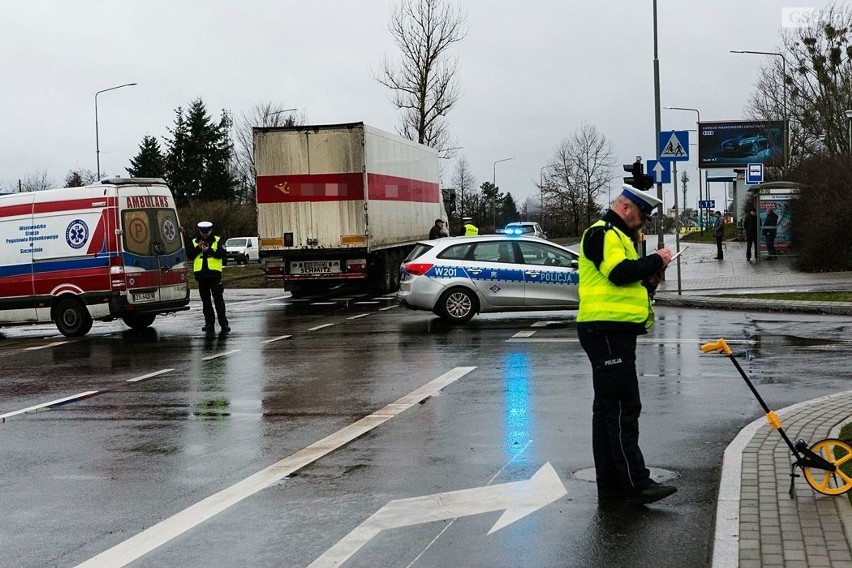 Wypadek na ul. 26 kwietnia. Ciężarówka potrąciła pieszą. Kobieta zmarła w szpitalu [ZDJĘCIA]