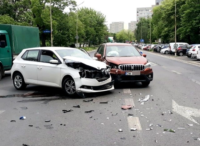 Sprawcą wypadku jest kierowca skody, który nie ustąpił pierwszeństwa przejazdu kierującemu suzuki