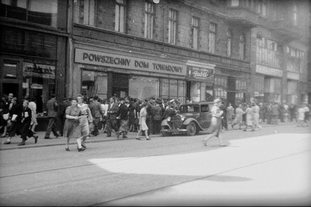 Archiwalne zdjęcia Katowic pokazują rozbudowę miasta w latach 1947-1950.