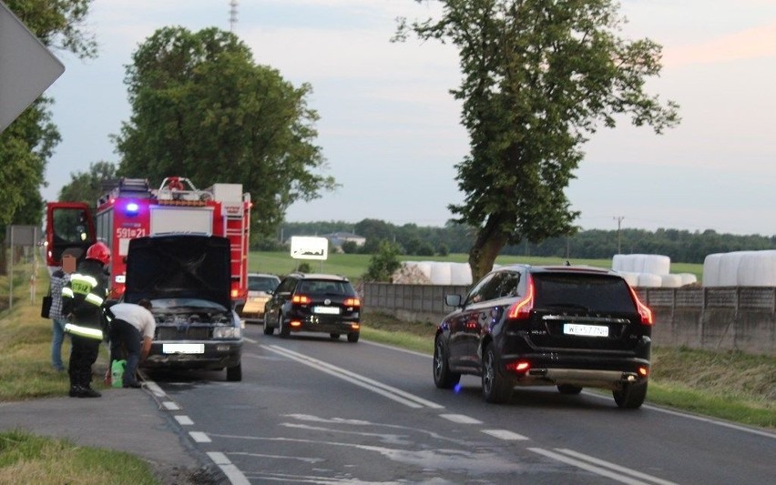 Przasnysz. Pożar osobówki na Szosie Ciechanowskiej