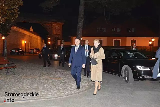 Para prezydencka przed wejściem do kościoła klasztoru klarysek. W głębi brama seklerska.