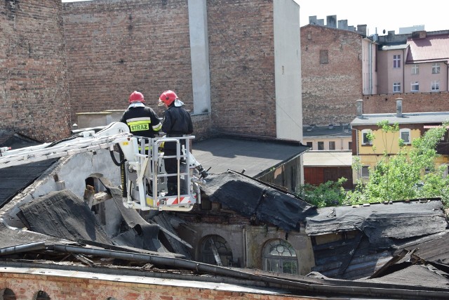 AKTUALIZACJA. GODZ. 20: Jak informuje st. kpt. Paweł Korgol ze Straży Pożarnej w Grudziądzu, działania strażak&oacute;w zostały zakończone. Ekipa poszukiwawcza strażak&oacute;w, kt&oacute;ra przyjechała ze specjalnie szkolonymi psami z Poznania, potwierdziła że wewnątrz budynku nie było ludzi. Teren wok&oacute;ł zawalonego kościoła zabezpiecza straż miejska. O dalszym losie - najpewniej rozbi&oacute;rce kościoła - będzie decydował inspektor budowlany we wsp&oacute;łpracy z konserwatorem budynku. Podczas przeszukiwania wnętrza budynku przez psy, jeden z czworonog&oacute;w doznał kontuzji łapy. Bezpłatnej pomocy, bez chwili zawahania, udzielił psu lek. wet. Maciej Czumiel.- Był straszny huk i nagle pełno pyłu uniosło się w powietrzu - relacjonują &quot;Pomorskiej&quot; mieszkańcy okolicznych kamienic. I dodają: - To było do przewidzenia. Zawaleniu uległ dach Kościoła Polskokatolickiego Parafia p.w. Imienia Jezus przy ul. Pułaskiego w Grudziądzu. Budynek był opuszczony i w złym stanie technicznym. Na miejscu pracują ekipy strażak&oacute;w, kt&oacute;re przeszukują obiekt. Sprawdzają czy wewnątrz nie było ludzi. Istnieje bowiem prawdopodobieństwo, że mogli przebywać tak bezdomni. Ulica Pułaskiego jest wyłączona z ruchu.  &lt;iframe src=&quot;//get.x-link.pl/e590346e-ac17-5543-e0ef-8f929a65108e,1cf8e231-f4c1-4e8b-15d3-52e76bf70694,embed.html&quot; width=&quot;640&quot; height=&quot;360&quot; frameborder=&quot;0&quot; webkitallowfullscreen=&quot;&quot; mozallowfullscreen=&quot;&quot; allowfullscreen=&quot;&quot; allow=&quot;autoplay; fullscreen&quot; scrolling=&quot;no&quot;&gt;&lt;/iframe&gt;