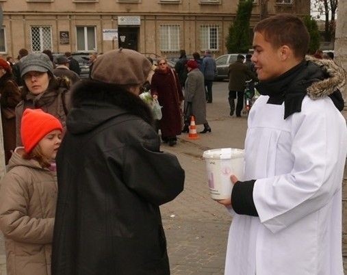 W Stalowej Woli tradycyjnie już klerycy z Wyższego Seminarium Duchownego w Sandomierzu będą zbierać pieniądze do puszek na potrzeby swojej uczelni.