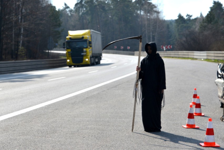 Śmierć na drodze - niezwykła akcja kieleckiej policji