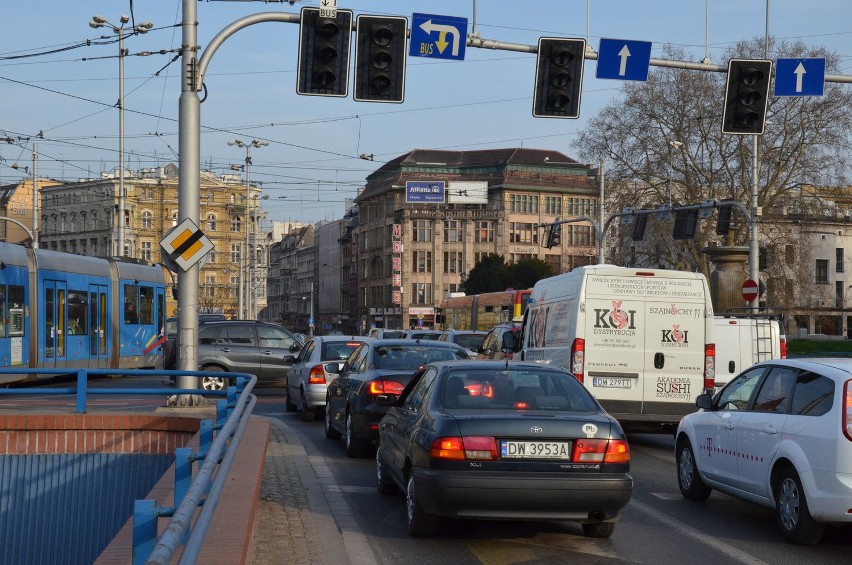 Pożar skrzynki energetycznej na pl. Jana Pawła II. Nie działały światła [FOTO]