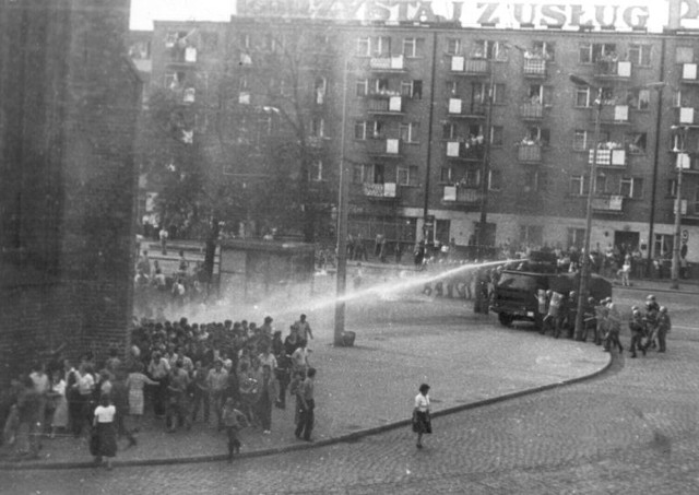 Demonstrację w rocznicę porozumień sierpniowych, która przed gorzowską katedrą odbyła się 31 sierpnia 1982 r., rozpędziła bezpieka, milicja i ZOMO, używając m.in. armatek wodnych. Walki na ulicach skończyły się około 22.30. Prawie 300 osób zostało zatrzymanych, wielu zostało później skazanych w przyspieszonym trybie stano wojennego nawet na osiem lat więzienia.