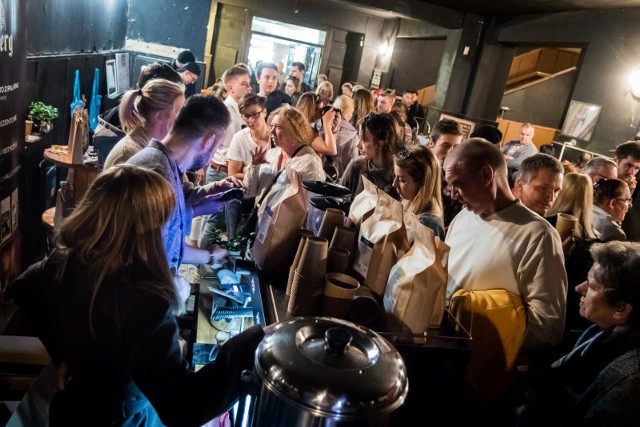 07.04.2019 bydgoszcz niedziela handlowa w centrum miasta kino pomorzanin frymark .  fot: tomasz czachorowski/polska press