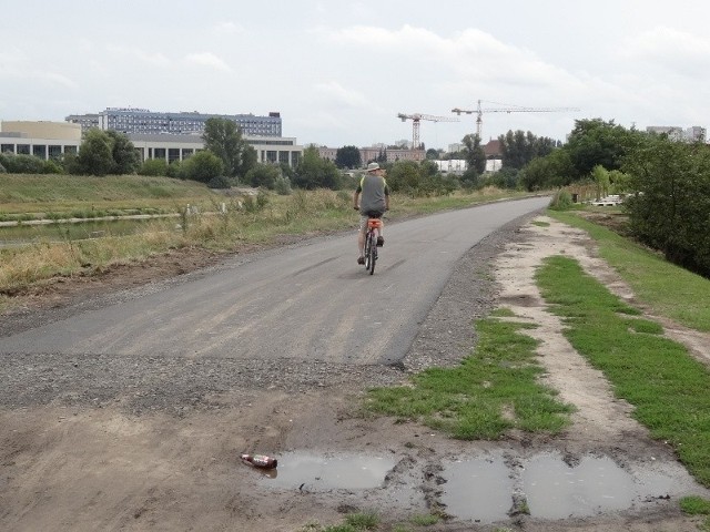 Na nowym odcinku Wartostrady, który prowadzi od mostu Świętego Rocha do ul. Czartoria (wzdłuż ul. Ewangelickiej) już pojawili się pierwsi rowerzyści oraz spacerowicze.