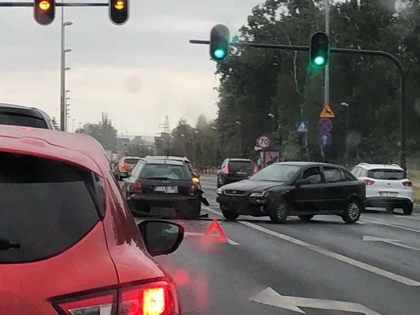 Zderzenie czterech aut na Rokicińskiej. Zablokowany wjazd na autostradę! Potężny korek ZDJĘCIA