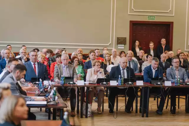Pierwsza sesja w nowej kadencji w Żarach. Edyta Gajda złożyła ślubowanie jako burmistrz.