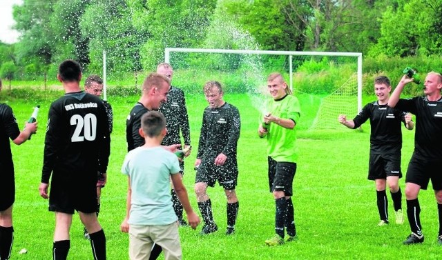 Tak zawodnicy Uczniowskiego Klubu Sportowego z Baćkowic, po niedzielnym meczu barażowym, fetowali pierwszy w dwuletniej historii klubu awans do klasy A.