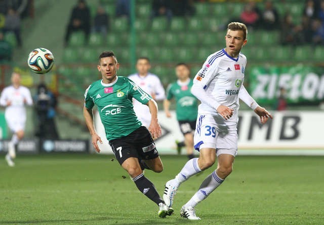 Arkadiusz Piech (z lewej) strzelił cztery gole i wyprowadził bełchatowian z ostatniego miejsca; obok chorzowianin Michał Helik.  FOT. DARIUSZ ŚMIGIELSKI