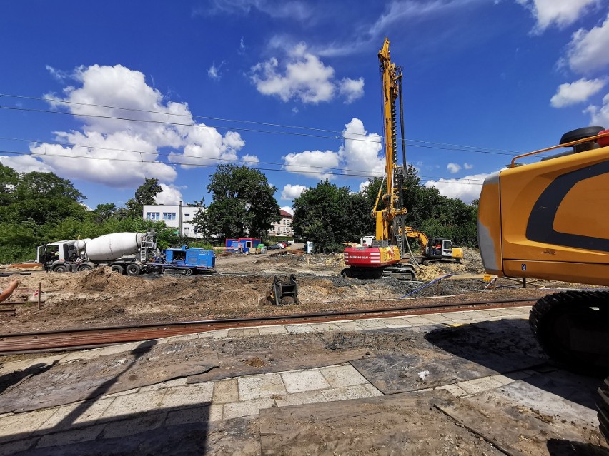 Chrzanów. Ruszył remont na stacji kolejowej. Zniknęła stara kładka. Kolejne utrudnienia dla podróżnych [ZDJĘCIA]