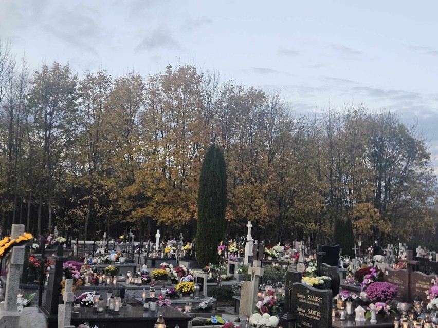 Wszystkich Świętych na cmentarzach w Kurozwękach i Szydłowie. Zobacz zdjęcia