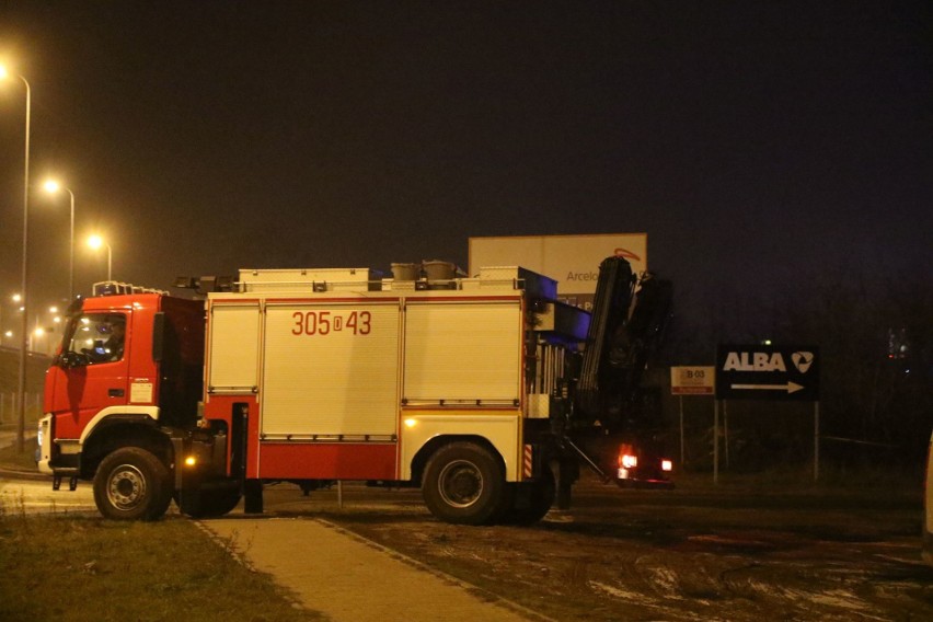 Ogromny pożar na terenie składu materiałów budowlanych MB 03...