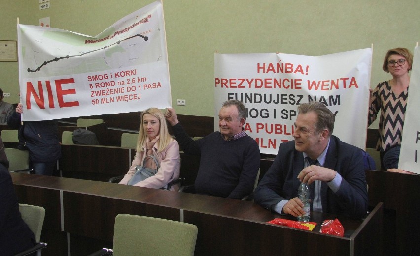 Radni Kielc dali pieniądze na ulicę Witosa, protestujący krzyczeli "hańba", "wstyd" 