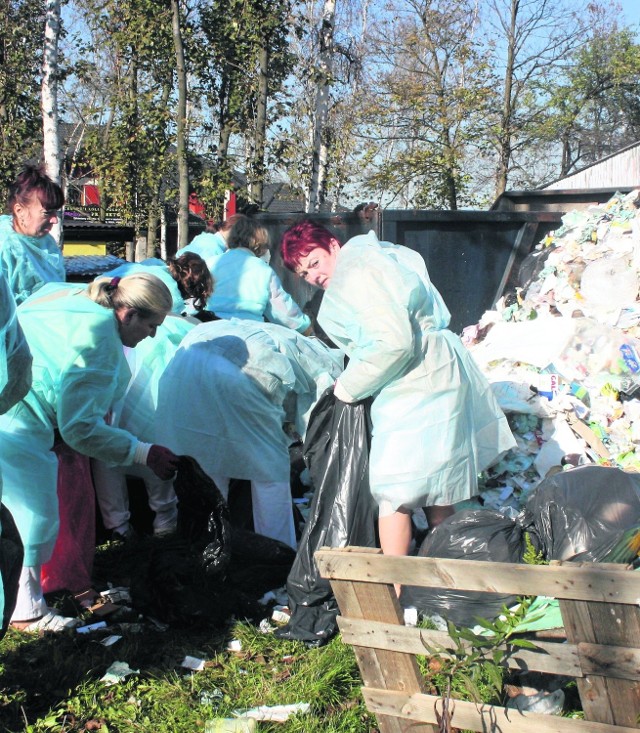 Pielęgniarki ze Szpitala Powiatowego w Zawierciu segregowały wczoraj śmieci z kontenera. Takie było polecenie dyrektorki