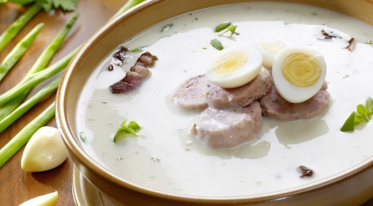 Zupa chrzanowa to alternatywa dla tradycyjnego żuru lub barszczu białego.