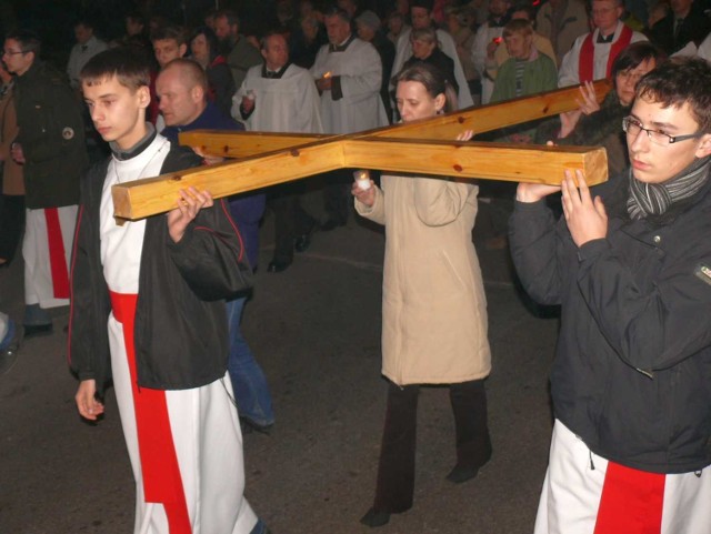 Krzyż niesiony przez wiernych w Stalowej Woli.