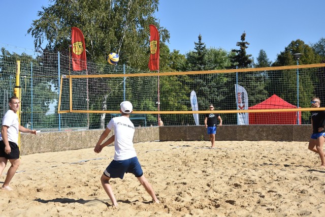 Na Basenie Letnim przy ulicy Szczecińskiej w Kielcach odbył się turniej Plenerowa Piłka Plażowa Sport CK 2020. Główny organizator Marcin Zychalski powiedział, że drużyny rywalizowały w plażowej piłce nożnej i siatkówce plażowej.Zwycięzcą turnieju siatkówki plażowej została drużyna Piaseczna Górka przed Świętokrzyskim Stowarzyszeniem Biegaczy SieBIEGA Kielce oraz ekipą Team Nikosia z Szydłowca.W turnieju plażowej piłki nożnej triumfowała drużyna Sport CK przed pierwszym zespołem Wilków i drugim zespołem Wilków Starachowice. Czwarty był Team Nikosia z Szydłowca. Niestety, nie dojechał do Kielc anonsowany Grzegorz Piechna, były król strzelców ekstraklasy piłkarskiej.W niedzielę drugi dzień turnieju, będą rywalizować kobiety. Początek o godzinie 10.00. Patronami turnieju są Ministerstwo Sportu i Urząd Marszałkowski Województwa Świętokrzyskiego, a jednym z patronów medialnych Echo Dnia. (dor)