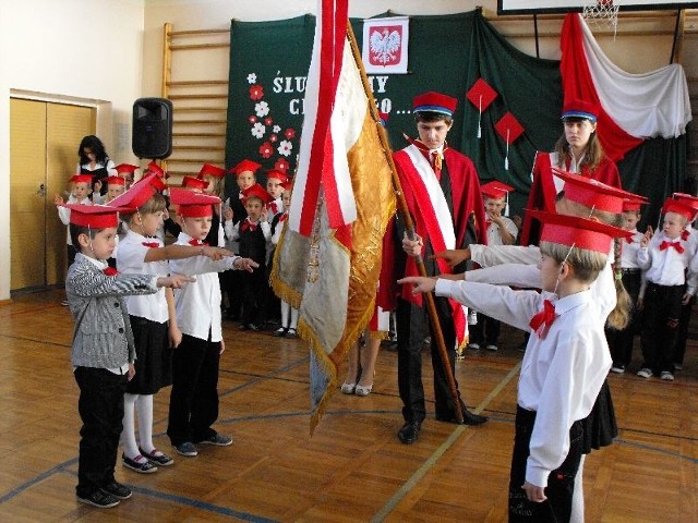 Pierwszaki uroczyście ślubują, że będą godnie reprezentować włoszczowską &#8222;Dwójkę&#8221;.