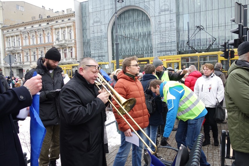 Protest KOD w obronie wolnych mediów przed TVP w Łodzi [ZDJĘCIA, FILM]