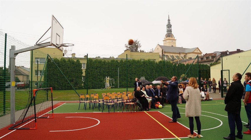 Kłobuck: Otwarcie boiska przy Zespole Szkół nr 2