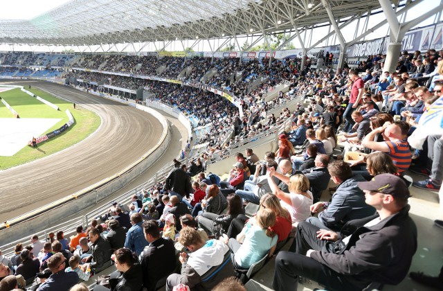 Po decyzji rządu zmniejszającej obostrzenia na sportowych stadionach wiadomo, że będzie można wpuścić kibiców na część trybun. W PGE Ekstralidze obowiązywać to ma od drugiej kolejki, rozpoczynającej się 19 czerwca. Można również spodziewać się otwarcia stadionów na rozgrywki eWinner I ligi, która ruszy w lipcu. Na razie kluby-gospodarze będą mogły wpuścić kibiców na 25 procent trybun. Obliczyliśmy, ilu fanów będzie mogło oglądać na żywo mecze w każdym mieście. Przypomnijmy, że na razie mecze rozgrywane będą bez udziału kibiców gości. W PGE Ekstralidze najwięcej fanów wejdzie na stadion w Częstochowie, a najmniej w Grudziądzu, z kolei w eWinner I lidze najwięcej w Toruniu, a najmniej w Gnieźnie, Gdańsku i Daugavpils.   SPRAWDŹ DOKŁADNE DANE PRZEGLĄDAJĄC ZDJĘCIA >>>>>>