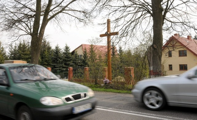 Wieść o zwłokach kobiety leżących w rowie we wsi Szerokie ludzie powtarzali sobie od niedzieli z ust do ust