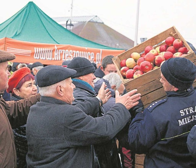 Jabłka zamiast na eksport trafiły do osób starszych i ubogich rodzin