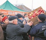 Krzeszowice. Rozdają jabłka, których nie chciała kupić Rosja