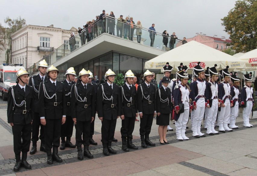 Ślubowanie klas mundurowych Zakładu Doskonalenia Zawodowego w Radomiu. Będą bronić ojczyzny