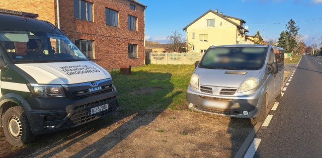 Bus z nadmierną liczbą pasażerów zatrzymany do kontroli drogowej przez patrol mazowieckiej Inspekcji Transportu Drogowego.