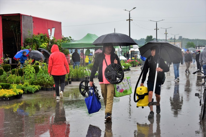 Deszcz, parasole i dużo towaru na giełdzie w Sandomierzu. Dużo ludzi wybrało się po zakupowe okazje na znane targowisko. Zobacz zdjęcia