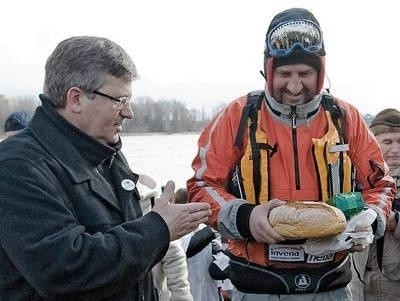 Bronisław Komorowski witał Marka Kamińskiego na brzegu Wisły Fot. PAP/ Paweł Kula