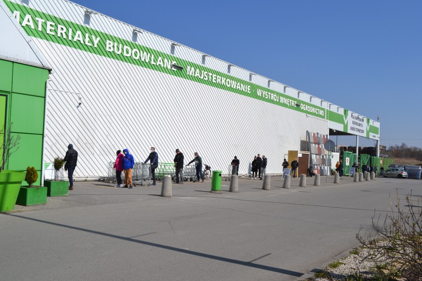 Kolejki w dużych sklepach są naprawdę spore. Do Leroy Merlin...