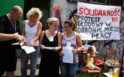 Paweł Wiśniewski z Solidarności' 80 oraz protestujące Monika Dziugan, Anna Dyszy i Joanna Herc Fot. Andrzej Banaś