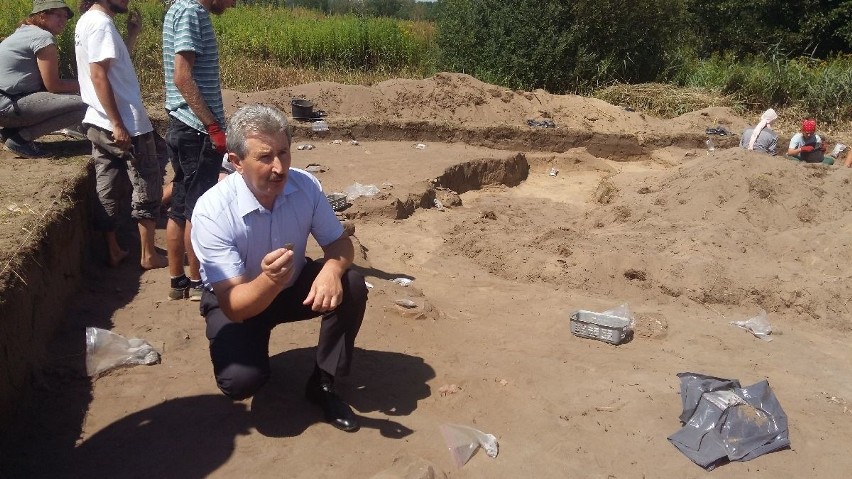 W Podlesiu, w gminie Oleśnica, archeolodzy odkryli groby z 1100 roku przed naszą erą