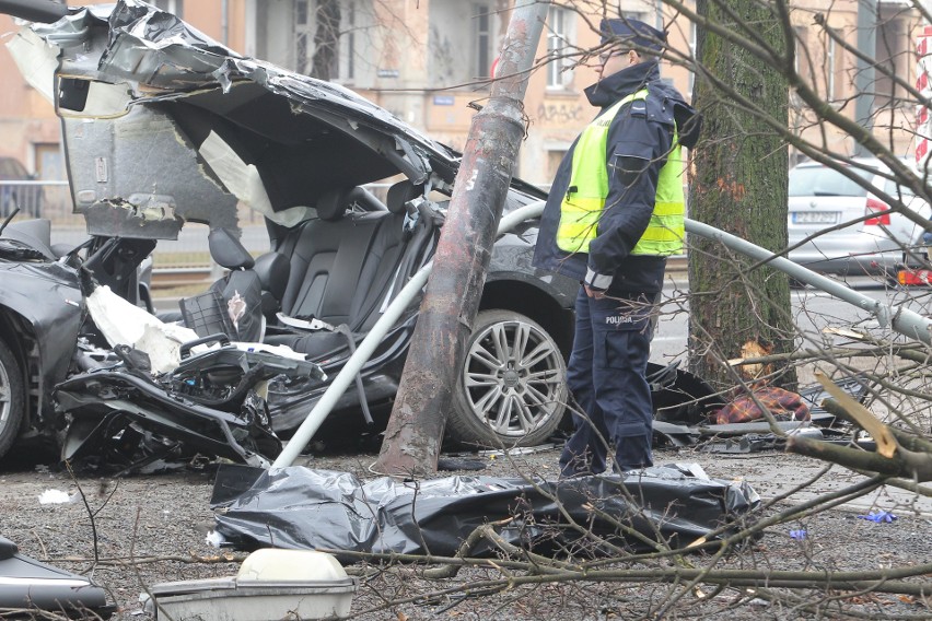 Poznań: Wypadek na ul. Królowej Jadwigi. Samochód uderzył w...