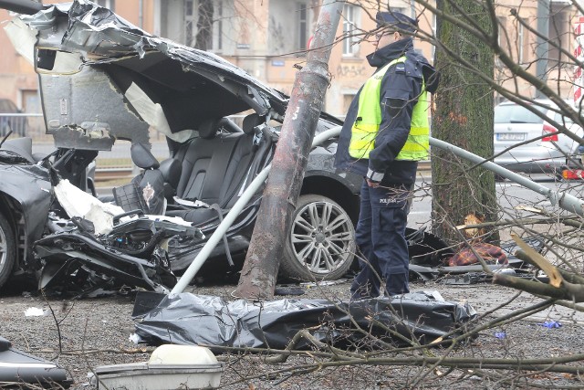 Poznań: Wypadek na ul. Królowej Jadwigi. Samochód uderzył w drzewo