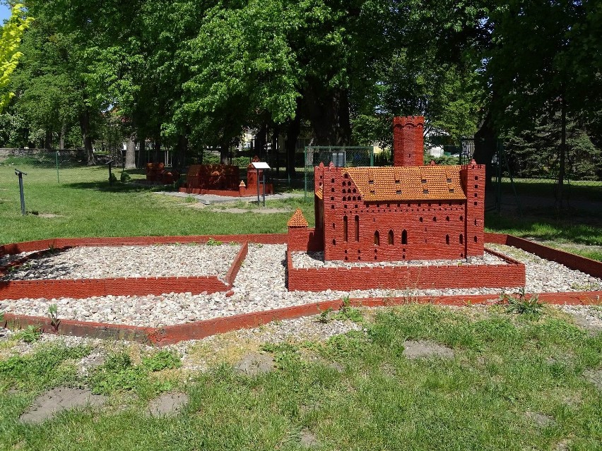 Jedną z atrakcji turystycznych Miasta Zakochanych jest park...