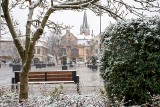 Poprószyło śniegiem w Myślenicach. Tak wygląda rynek 