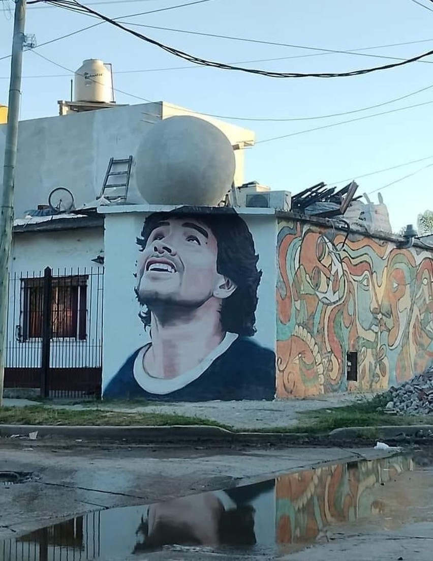 Mural z Diego Maradoną, uznawanym na najlepszego piłkarza...
