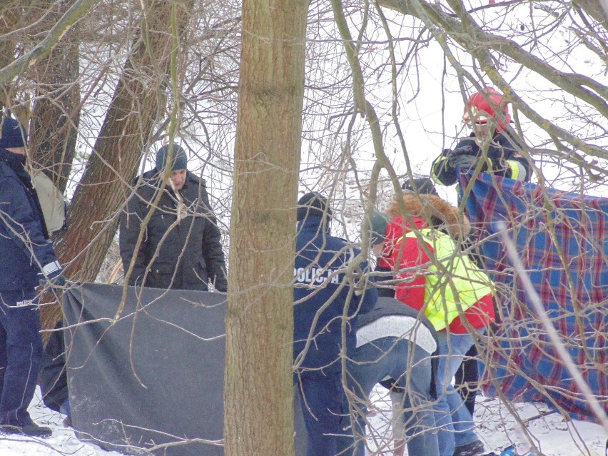 W środę rano nad stawami w Poniatowej znaleziono zwłoki...