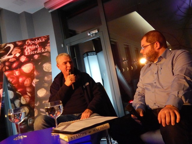 Andrzej Stasiuk (z lewej) podczas wieczoru autorskiego w MBP. Spotkanie poprowadził dr Tomasz Grzyb.